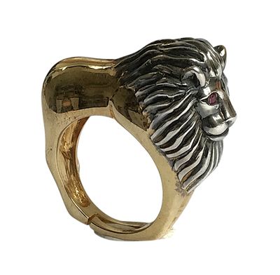 une image d'une bague ornée d'une tête de lion