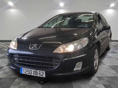 la photo d'une voiture noire garée dans un garage
