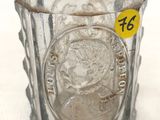 un verre sur lequel est représentée une femme
