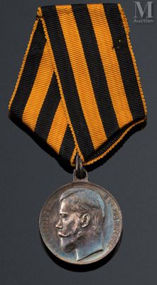 un gros plan d'une médaille ornée d'un ruban noir et jaune