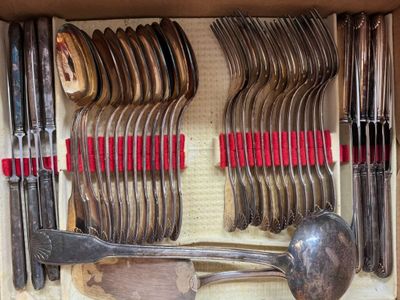 beaucoup de cuillères et de couteaux-cuillères dans une boîte
