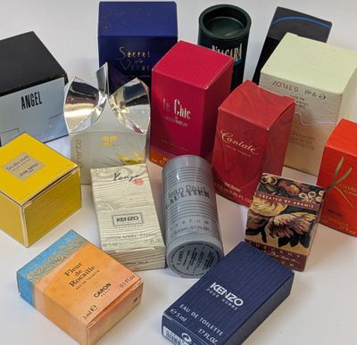 de nombreux types de boîtes différents sur un fond blanc