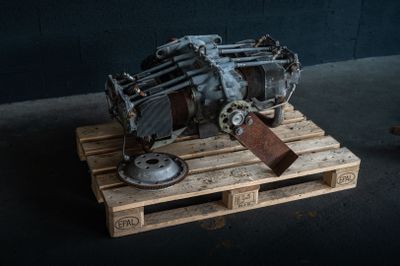 un petit moteur posé sur une palette dans un garage