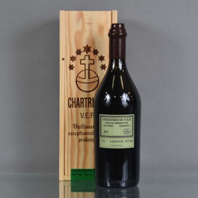 une bouteille de vin posée à côté d'une caisse en bois