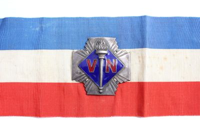 Brassard et insigne de boutonnière des Volontaires Nationaux…
