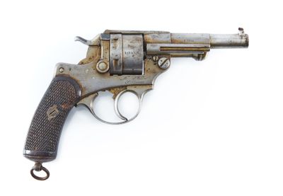 gros plan d'un revolver sur fond blanc