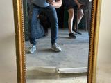 un homme se prenant en photo dans un miroir