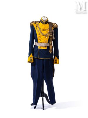 une photo d'un uniforme sur un mannequin, sur fond blanc