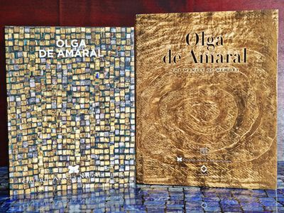 deux livres sont posés l'un à côté de l'autre sur une table