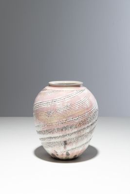 un vase blanc et rose posé sur une table