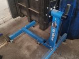 une machine bleue qui se trouve dans un garage