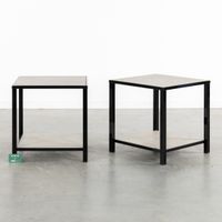 Deux petites tables d'appoint carrées, en métal laqué noir e… (photo 2)