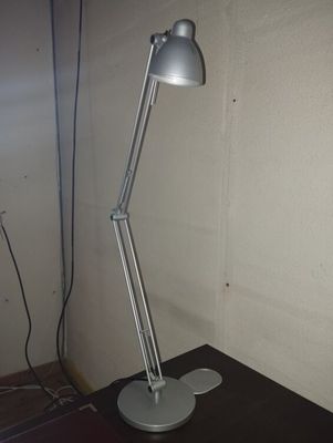 Une lampe de travail de bureau industrielle.