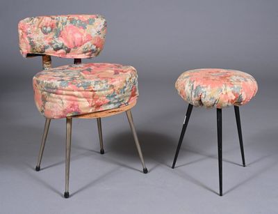 une paire de chaises et de tabourets du milieu du siècle, avec un revêtement à motifs floraux, revêtement à motifs floraux, revêtement à motifs floraux, revêtement à motifs floraux, revêtement à motifs floraux, revêtement à motifs floraux