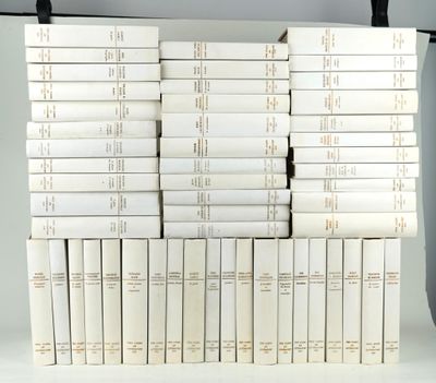 plusieurs livres empilés sur une étagère