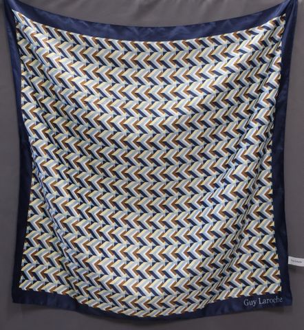 Guy LAROCHE : foulard en polyester, joint un foulard en soie