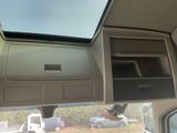 une vue de l'intérieur d'une voiture avec le toit ouvrant
