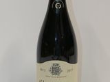 une bouteille de vin posée sur une table