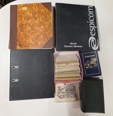 une table sur laquelle se trouvent de nombreux livres et un portefeuille