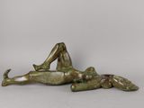 sculpture en bronze représentant une femme allongée sur le dos sur une surface grise