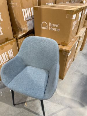une chaise bleue posée devant une pile de cartons
