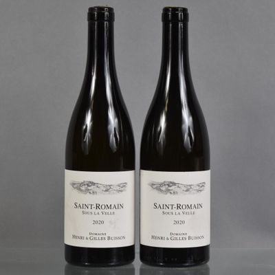 deux bouteilles de vin posées sur une table l'une à côté de l'autre
