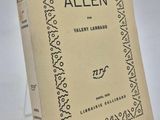 un vieux livre orné d'un motif en noir et blanc