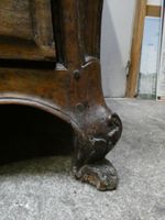 Commode galbée en noyer mouluré, ouvrant à 4 tiroirs sur 3 r… (photo 6)