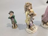 trois figurines représentant un homme et une femme en train de manger une glace