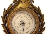 une horloge accrochée au mur sur le mur
