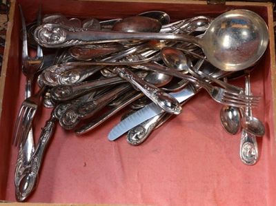 plusieurs cuillères et cuillères à soupe dans une boîte en bois