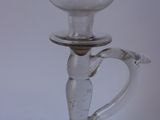 un bougeoir en verre contenant une bougie