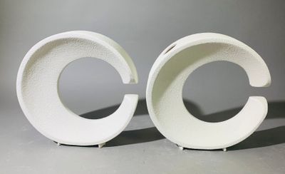 deux sculptures blanches posées sur une table