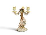 une figurine posée sur une table
