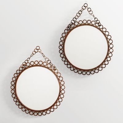 une paire de miroirs ronds accrochés au mur