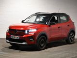 la voiture rouge est garée dans le garage sur le sol en damier