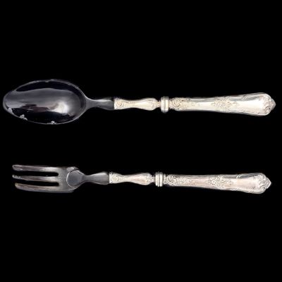 Couverts à salade en corne, les manches en métal argenté à d…