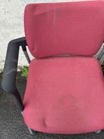 Ensemble de deux chaises rouges avec accoudoirs en plastique… (photo 2)