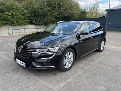 la photo d'une voiture noire garée dans un parking
