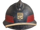 un vieux casque de pompier sur fond blanc, orné d'une bande rouge