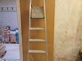 une échelle adossée au mur d'une pièce