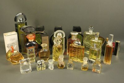 Lot de flacons de parfum et eau de toilette (factices), comp…