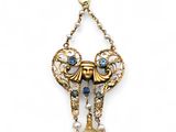 un gros plan sur un collier bleu et or orné de perles