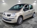une photo d'une petite voiture beige garée dans un garage