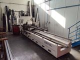 une grande machine installée dans un bâtiment