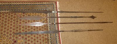 quatre couteaux posés sur un tapis, par terre