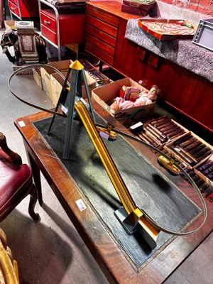 une pièce dans laquelle se trouvent une table, une chaise et d'autres objets