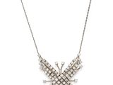 un collier en or blanc et diamants sur fond blanc