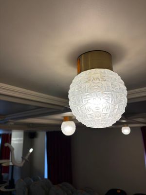 une lumière suspendue au plafond d'une pièce