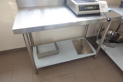 une petite cuisine équipée d'une cuisinière et d'un évier